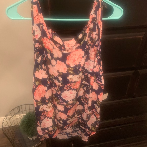 Adorable tank with bows in back - Picture 2 of 2